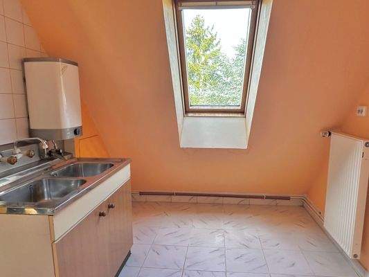 Kleine Küche im Dachgeschoss