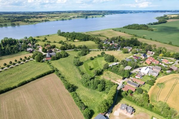 Luftaufnahmen des Grundstücks mit Schleiblick