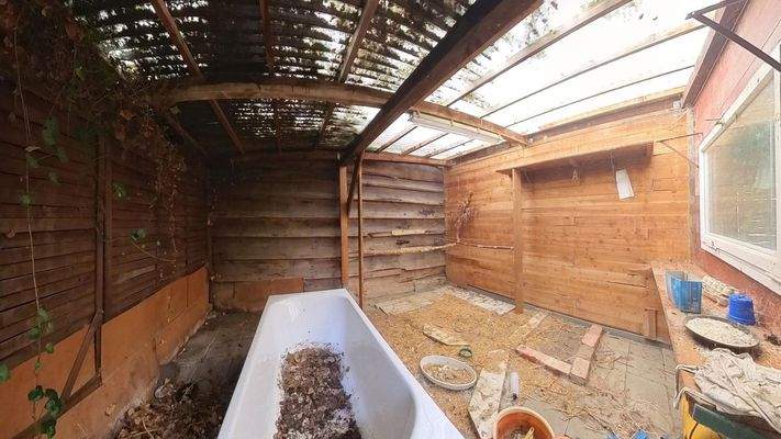 Stall hinter Carport