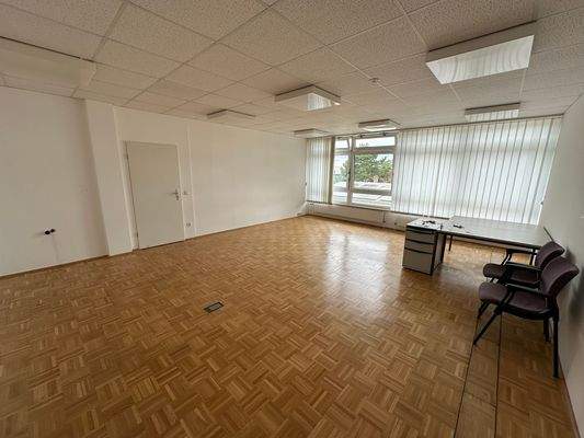 Helles Büro im 2. Obergeschoss