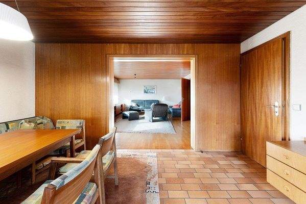 Esszimmer mit Blick ins Wohnzimmer