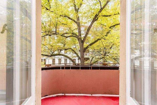 Geräumiger Balkon mit Grünblick