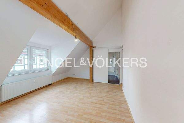 Vom charmanten Schlafzimmer im OG geht es direkt in ein modernes Badezimmer