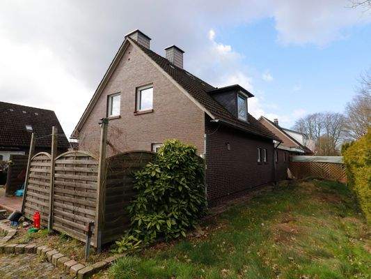 Seitenansicht mit Terrasse und Rückseite