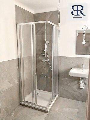 Badezimmer mit Dusche