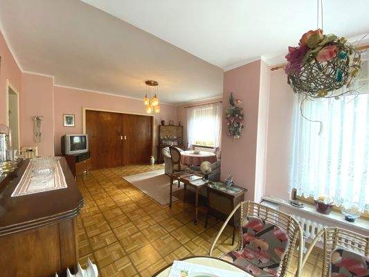 Erdgeschoss: Wohn- und Esszimmer aus anderem Blickwinkel