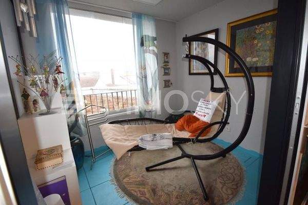 Loggia mit Blick über Dächer und Kirchturm