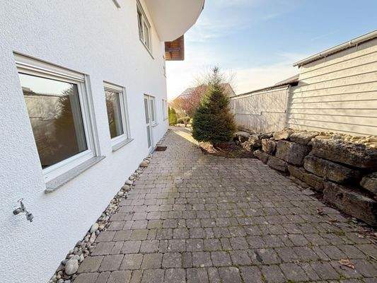 Außenansicht am Gebäude entlang