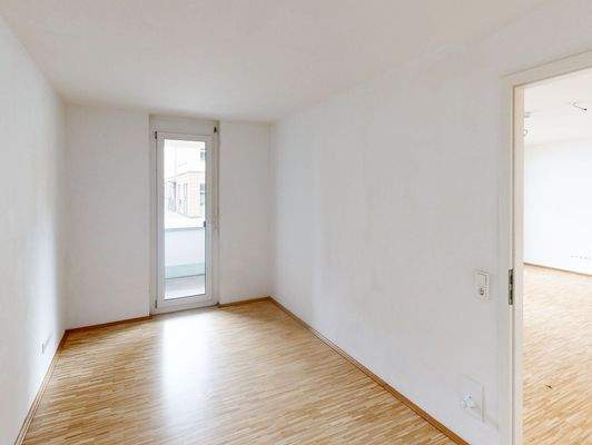 Schlafzimmer mit Bad en suite + Zugang zum Balkon