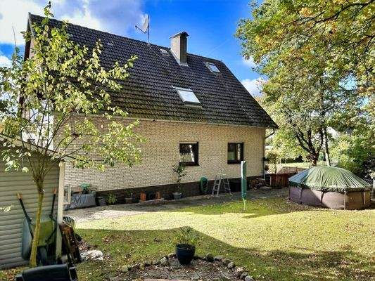 Seitliche Hausansicht mit Garten