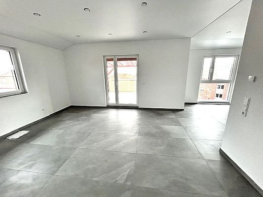 Wohnzimmer mit Zugang zum überdachten Balkon