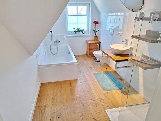 modernes Dusch-und Wannenbad im DG