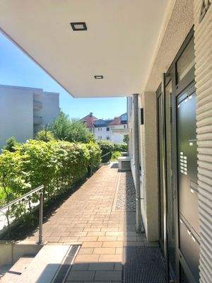 Eingangsbereich über Straßenniveau