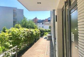 Eingangsbereich über Straßenniveau