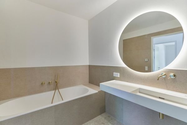 Bad mit begehbarer Dusche und Badewannen