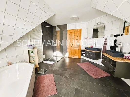 OG_Wannenbad mit barrierefreier Dusche