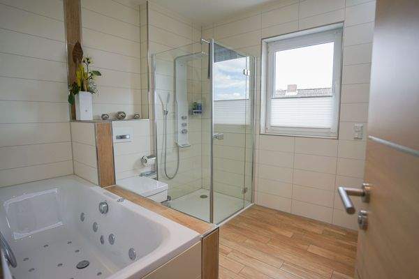 Badezimmer_Whirlpoolbadewann_Dusche