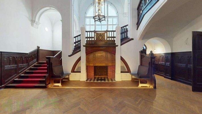 Eingangshalle mit Kamin