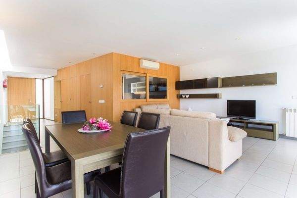 Offener Wohn- und Essbereich mit separater Küche