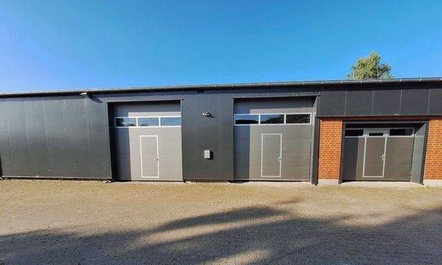 Kleine Halle mit Rolltor