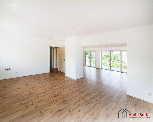 Küche mit Blick ins Wohnzimmer