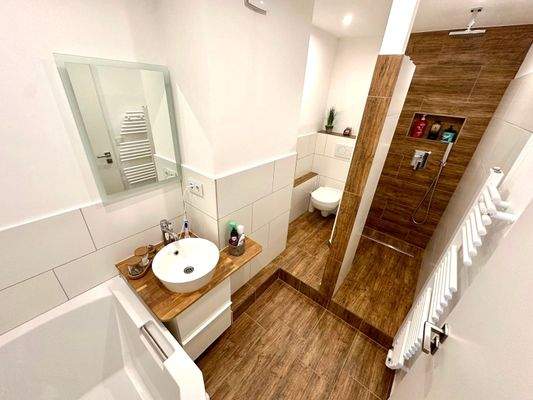 Hauptbadezimmer im OG./ Blick 2