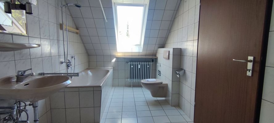 Badezimmer mit Badewanne.jpg