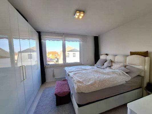 Schlafzimmer 1.OG.jpg