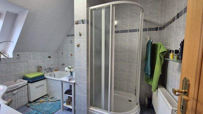 Mit Badewanne und Dusche