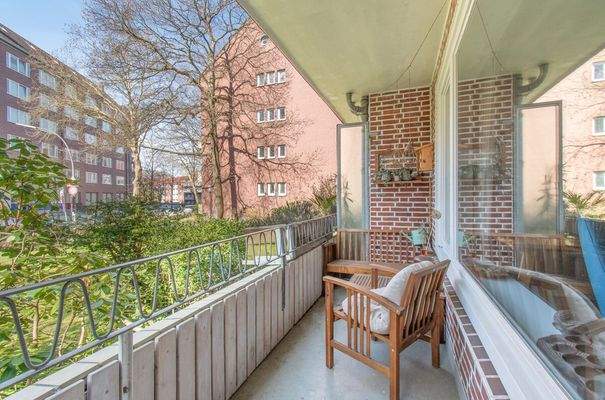 Sonniger Balkon mit Blick ins Grüne