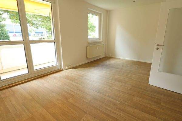 Wohnzimmer mit Balkon