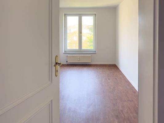 Schlafzimmer I mit großem Fenster und Blick ins Grüne