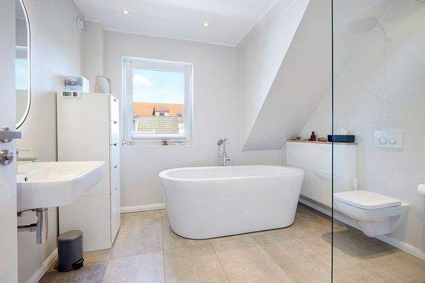 Badezimmer mit freistehender Wanne