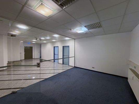 Eingang / Arbeitsbereich mit Glaswand 