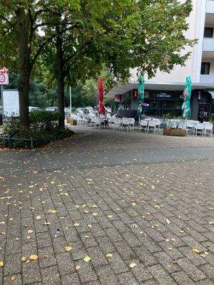 Freiplatz zum Haus mit Lokalitäten