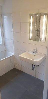 Badezimmer mit Wanne und...