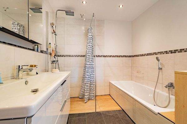 Hauptbadezimmer mit Dusche und Wanne - Wohneinheit I