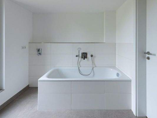 Bad mit Wanne und Dusche