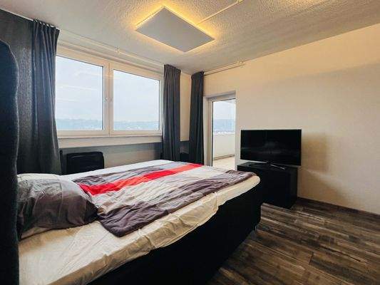 Schlafzimmer mit Zugang auf den Balkon