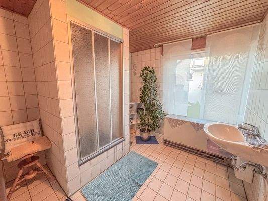 BAdezimmer mit Wanne und Dusche