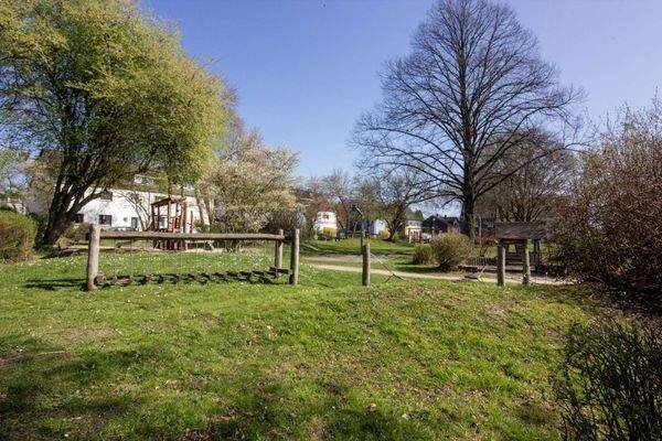 Spielplatz gegenüber