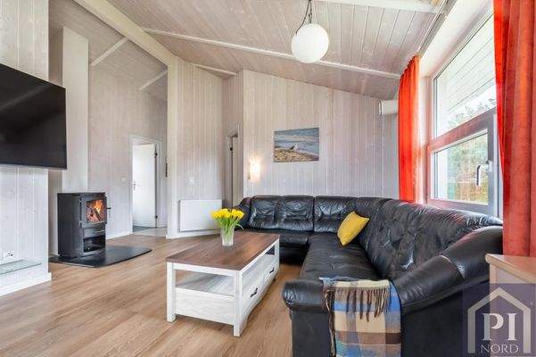 Große Sitzecke mit Blick auf den Kamin