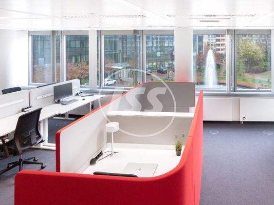 Großraumbüro mit Einzelarbeitsplatz