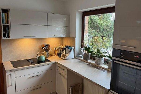 Küche mit Einbaumöbeln