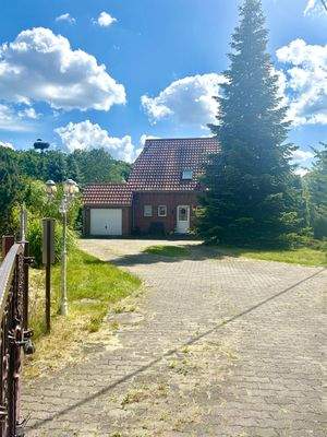 Grundstückseinfahrt und Blick zum Haus.jpeg