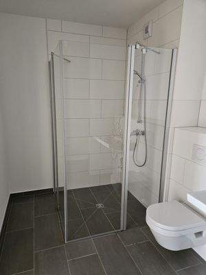 Badezimmer mit Duschabtrennung