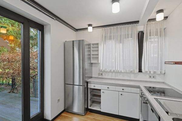 Küche mit Terrassenzugang