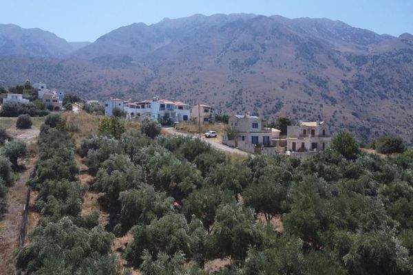 Kreta, Kournas: Eckgrundstück nahe des Kournas-Sees zu verkaufen