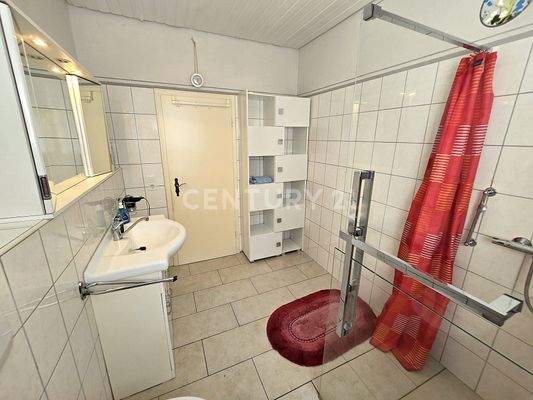 Gegenseite des Badezimmers 