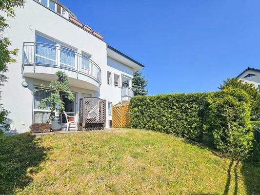 Gesamtansicht mit Garten